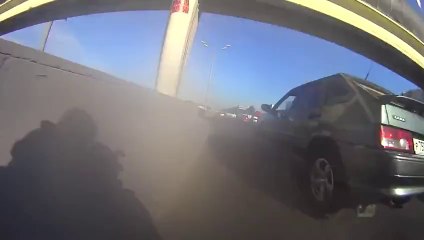 Un motard remonte la file à 200 km/h
