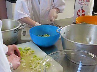 Le chef Steven Ramon en cuisine à l'association Antidote à Armentières