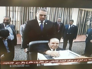 Algérie : le président sortant Bouteflika a voté en fauteuil roulant