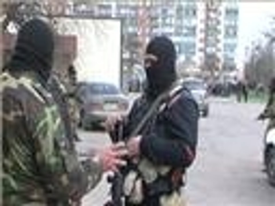 موالون لموسكو يسيطرون على مبان حكومية في سلافيانسك