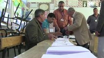 Presidente da Argélia vota em cadeira de rodas