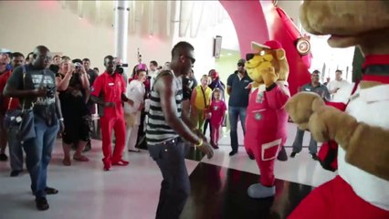 FUN DANCING: PATHAN & RUSSELL v KHALIL & BERTO MASCOTS