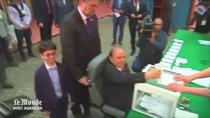 A Alger, Bouteflika vote en fauteuil roulant