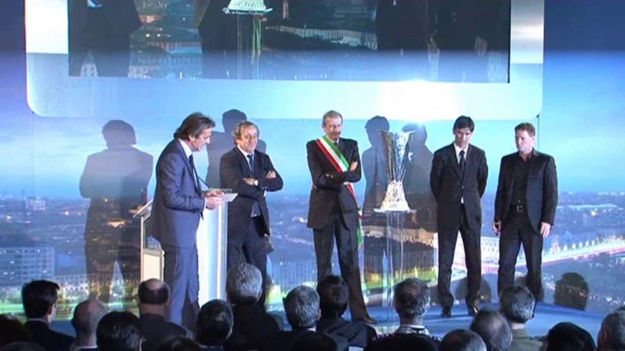 Ligue Europa - Platini remet la coupe à Turin