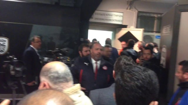 Ο Κώστας Καραπαπάς βρίζει τα Μπαόκια που τον βρίζουν έξω από τα αποδυτήρια (16/4/2014) !!!