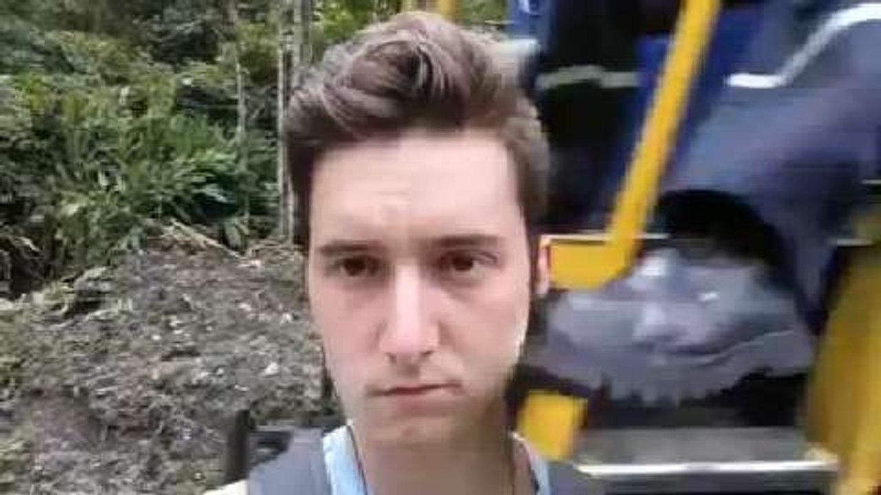 Il se prend un coup de pied depuis un train - ZAPPING ACTU DU 17/04/2014
