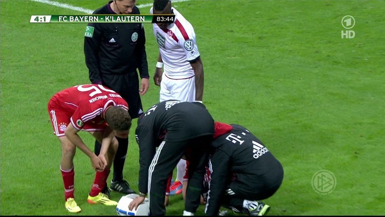 Bayern - Kaiserslautern: Philipp Lahm bekommt den Ball von Idrissou ins Gesicht.