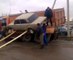 Rușii ne arată cum se descarcă o mașină dintr-un camion!