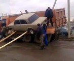 Rușii ne arată cum se descarcă o mașină dintr-un camion!