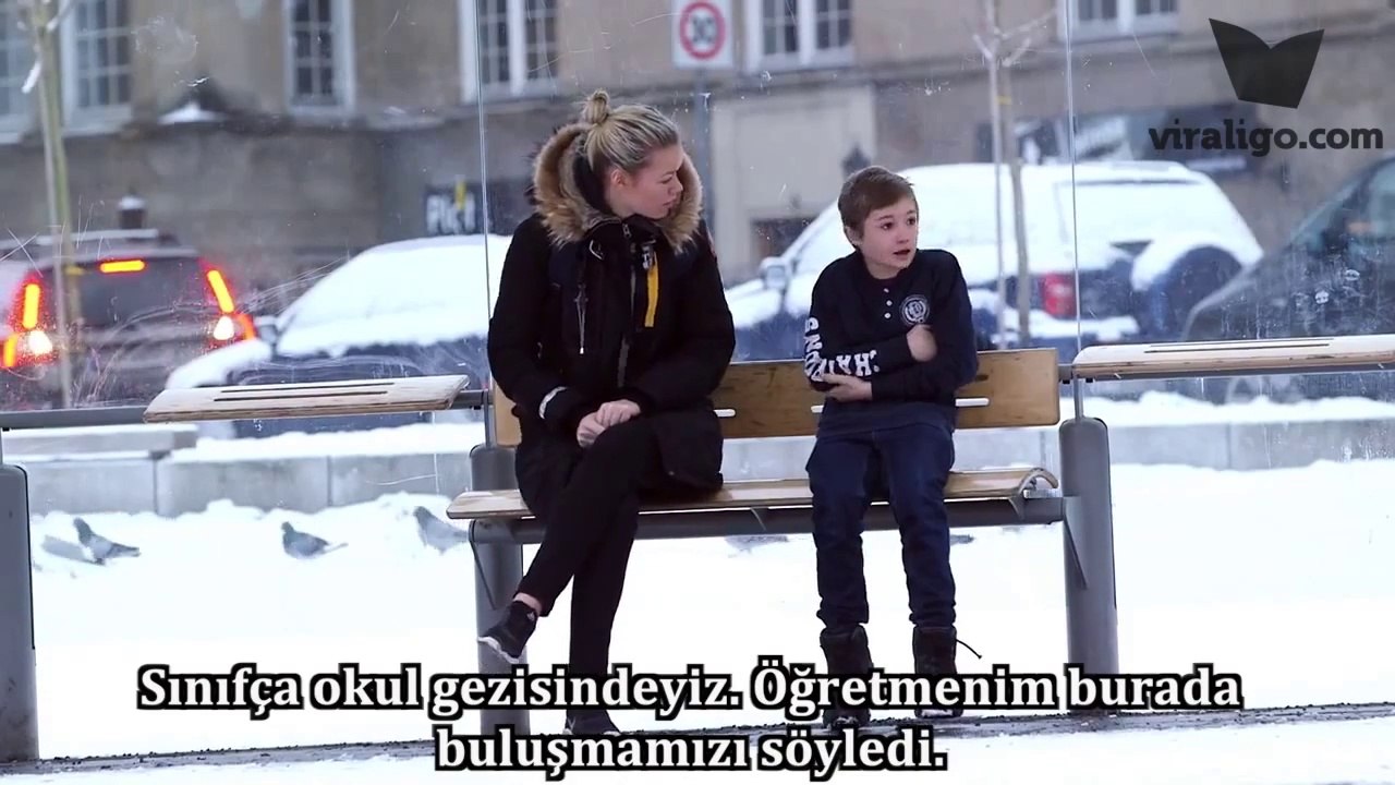 Soğukta Üşüyen Bir Çocuk… Görenlerin Tepkileri İzlemeye Değer! (Türkçe Altyazılı)