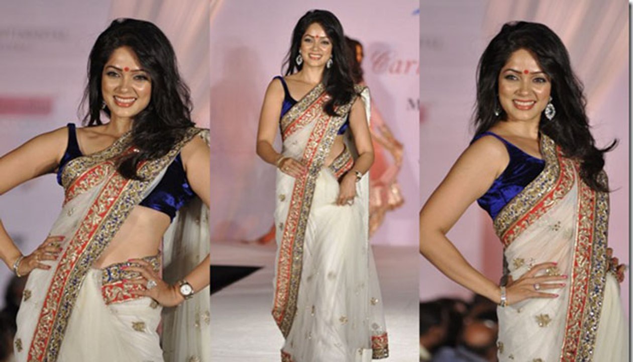 Bollywood Actress Babe Vidya Malvade Ramp Walk in Pink & White Saree at Pidilite presents Manish Malhotra, Shaina NC show for CPAA Fashion Show