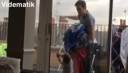 Babasıyla muhabbet eden bebek