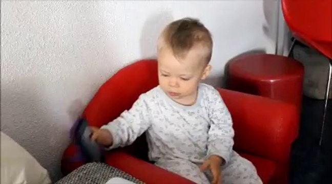 bébé 14 mois joue et fait le cri des animaux