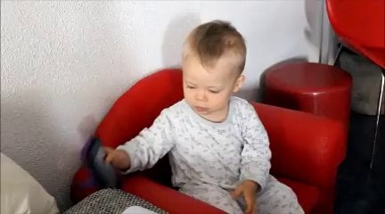 bébé 14 mois joue et fait le cri des animaux