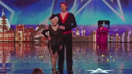 Une mamie danse la salsa acrobatique