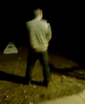 Il fait pipi par dessus son épaule!