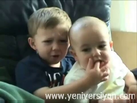 Bu bebekler sizi güldürecek :)) En komik 10 bebek videoları