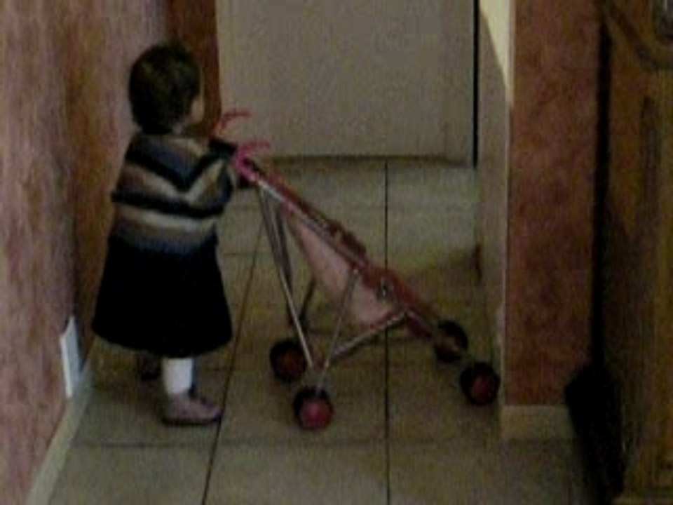 Charlotte et sa poussette