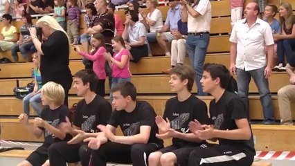 დომინოს ქვებით გაკეთბული 30 მეტრიანი კედელი (ვიდეო)