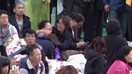 اهالي المفقودين في غرق العبارة في كوريا الجنوبية يهاجمون الحكومة