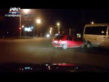 VIDEO ACCIDENT cu implicarea unui MICROBUZ MOMENTUL in care se ciocneste cu o masina
