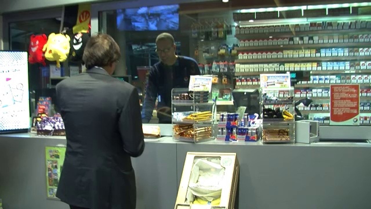 Pause détente d'Elio Di Rupo dans une station service