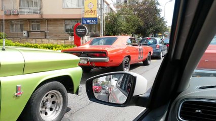 Amerikan Klasikleri İstanbul Caddelerinde Gezinirken