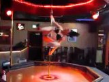 Quand une strip-teaseuse fait un numéro impressionnant de pole dance