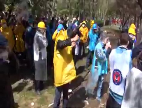 Atlı polis gitti, gazlı polis geldi! I halkinhabercisi.com