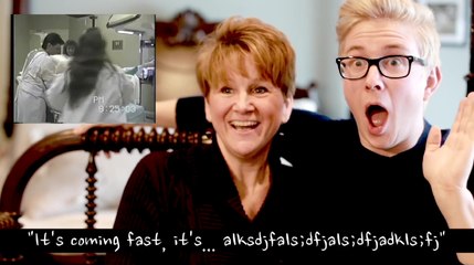 Il regarde la vidéo de sa naissance avec sa mère (et il va le regretter !)