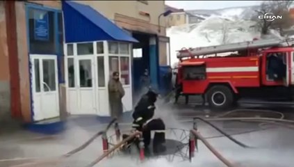 Rus itfaiyeciler suyu bu kez uçmak için kullandı