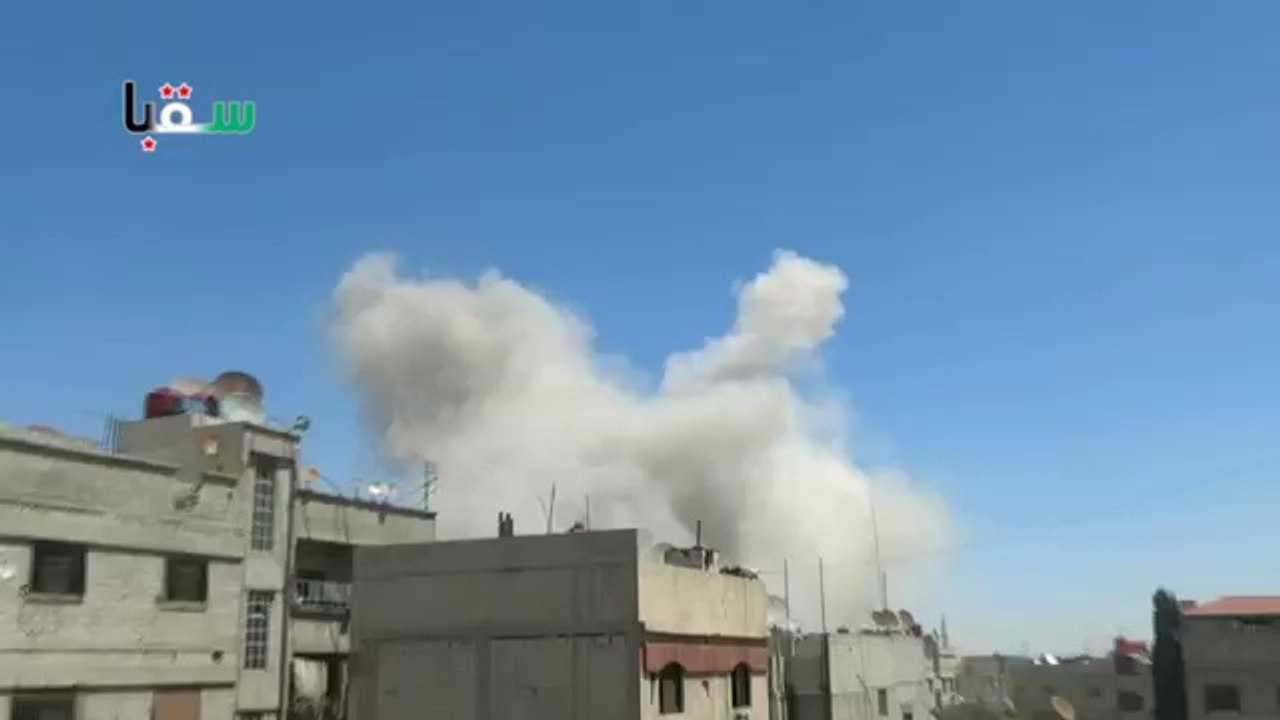 Sakba kentinde Esad MİG'lerinin Cuma namazından çıkanları bombalama görüntüleri-1