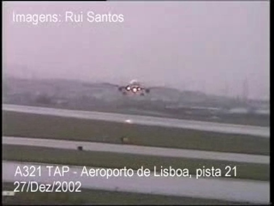 Atterrissage d'avion pendant un typhon