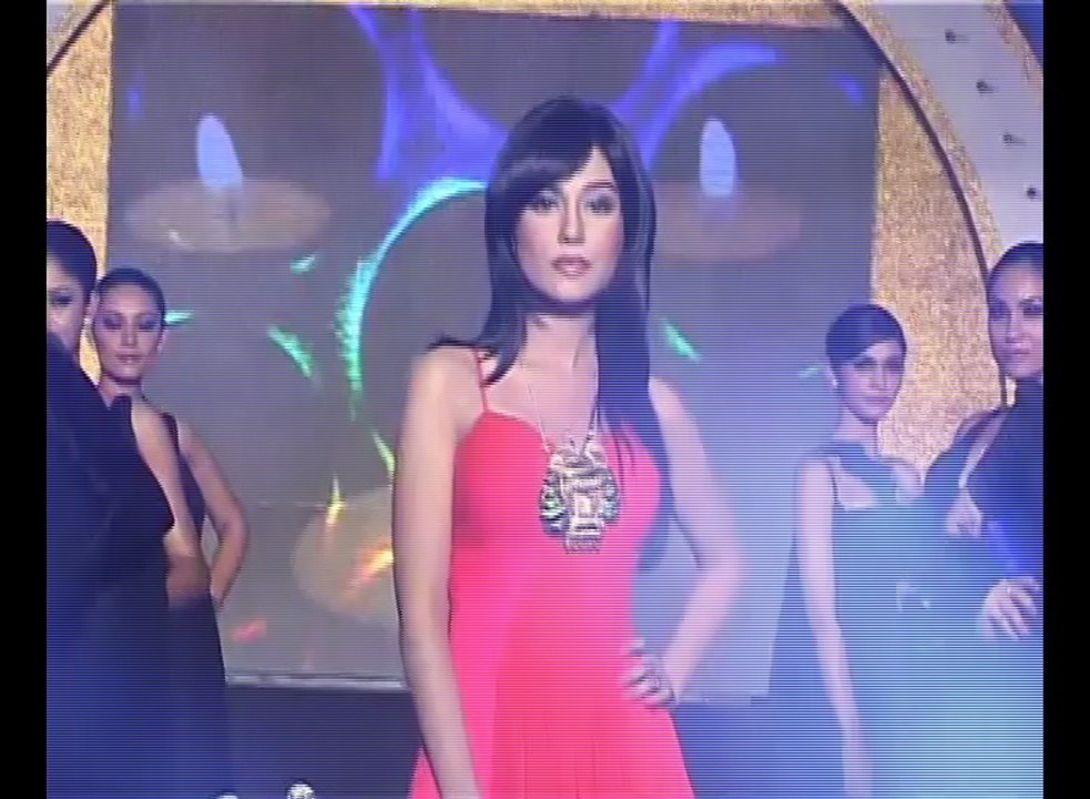 Bollywood Angel Girl Amrita Rao looks soo Sweet & Cute in Pink Dress While Ramp Walk