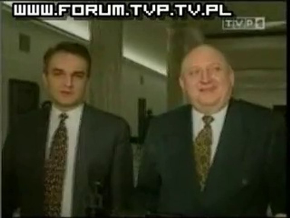 Aleksander Kwaśniewski ,były prezydent ucieka z sejmu po drabinie