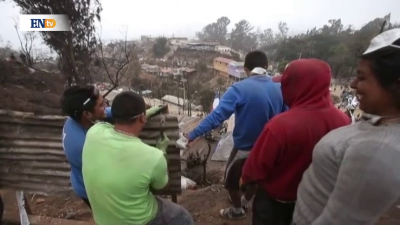 Chile se vuelca en ayudas con Valparaíso y miles de voluntarios remueven escombros