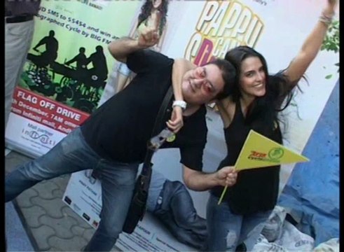 Bollywood Hot Babe Neha Dupiya & Vinay Pathak on Promotion of Bollywood Movie Pappu Can't dance sala