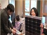 اليابانيون يتعلمون صناعة الألواح الشمسية