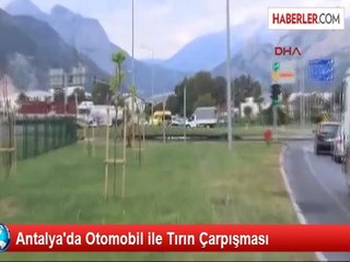 Antalya'da Otomobil ile Tırın Çarpışması