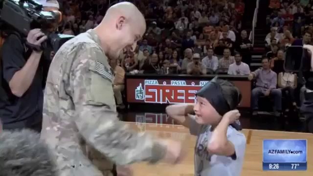 Un père soldat et son fils de 8 ans réunis après la guerre d'Afghanistan. Belle surprise.