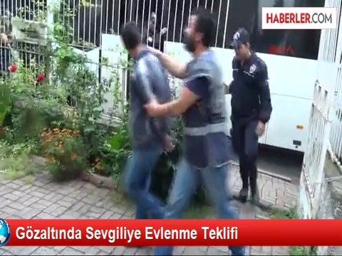 Gözaltında Sevgiliye Evlenme Teklifi