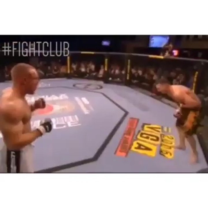 Rakibini kandırdıktan sonra tek vuruşta nakavt etti!