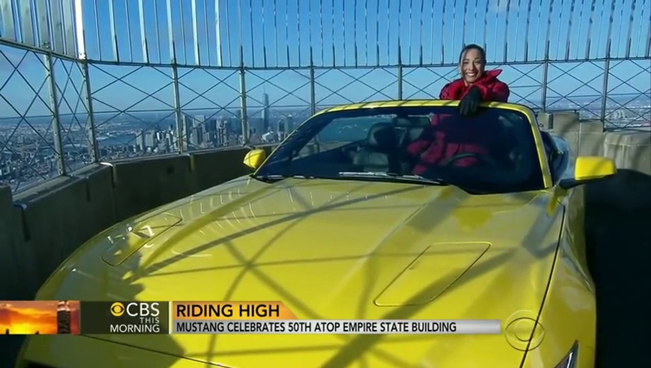 Un Ford Mustang ur le toit de l'Empire State Building. Fou