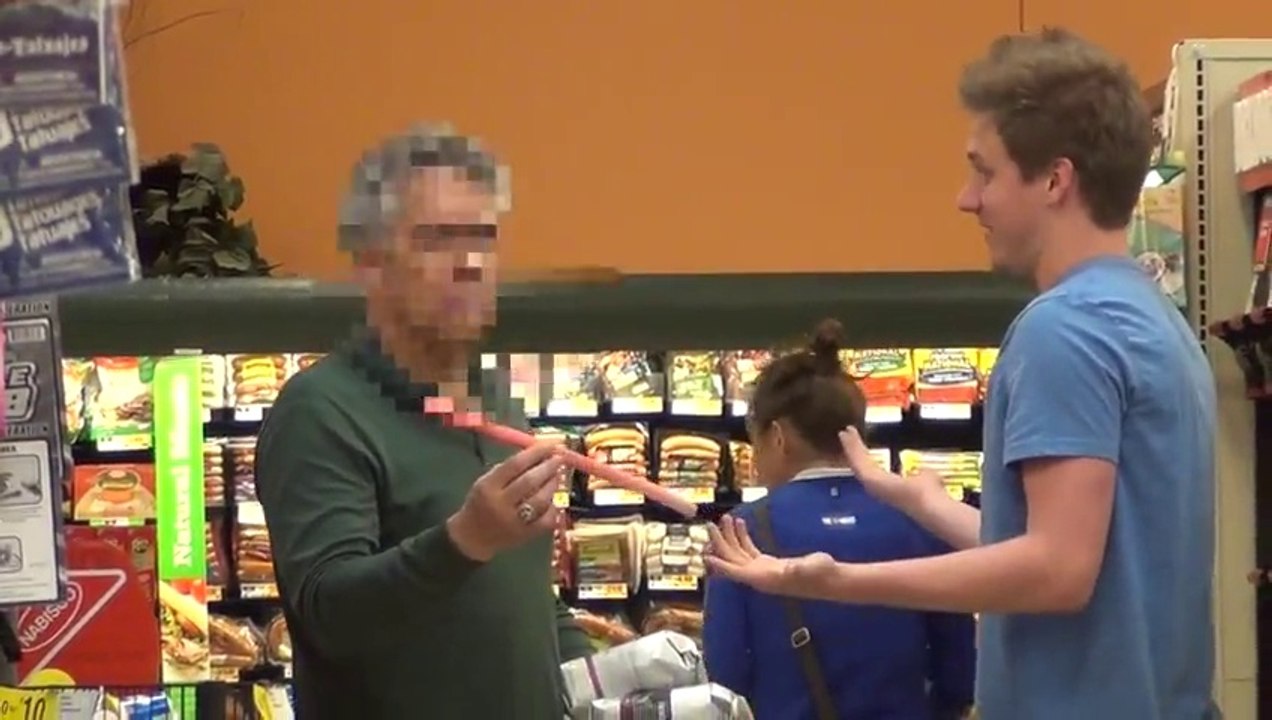 Caméra cachée hilarante : Tu as un truc dans les cheveux...