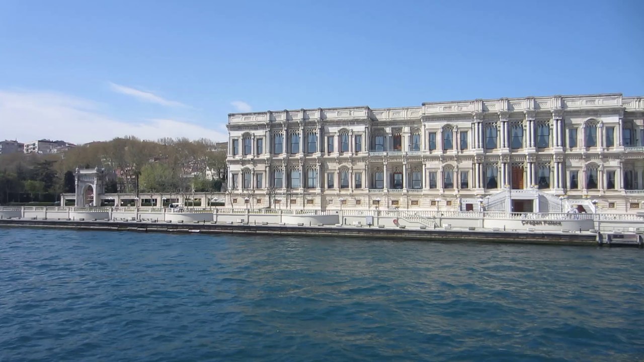 PROMENADE SUR LE BOSPHORE A ISTANBUL  --  TURQUIE  -- EN AVRIL 2014