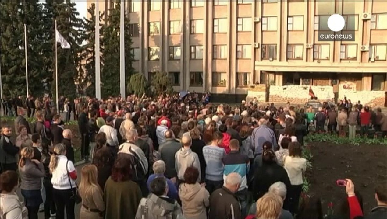 Ukraine offers devolution as pro-Russian separatists vow to continue protests