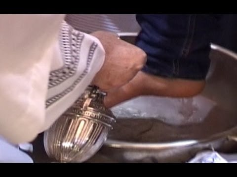 Napoli - Giovedì Santo, Sepe celebra la Lavanda dei Piedi -1- (18.04.14)