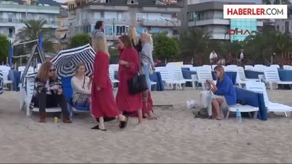 Fin Güzeller Plajda Poz Verdi