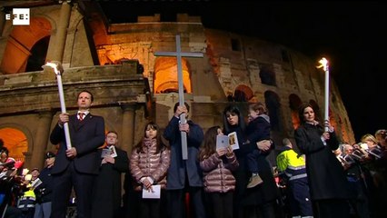 El Papa recuerda tras el Via Crucis a los que sufren "el peso de la cruz"