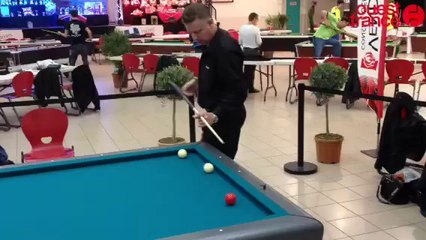 Un champion de billard français en démonstration
